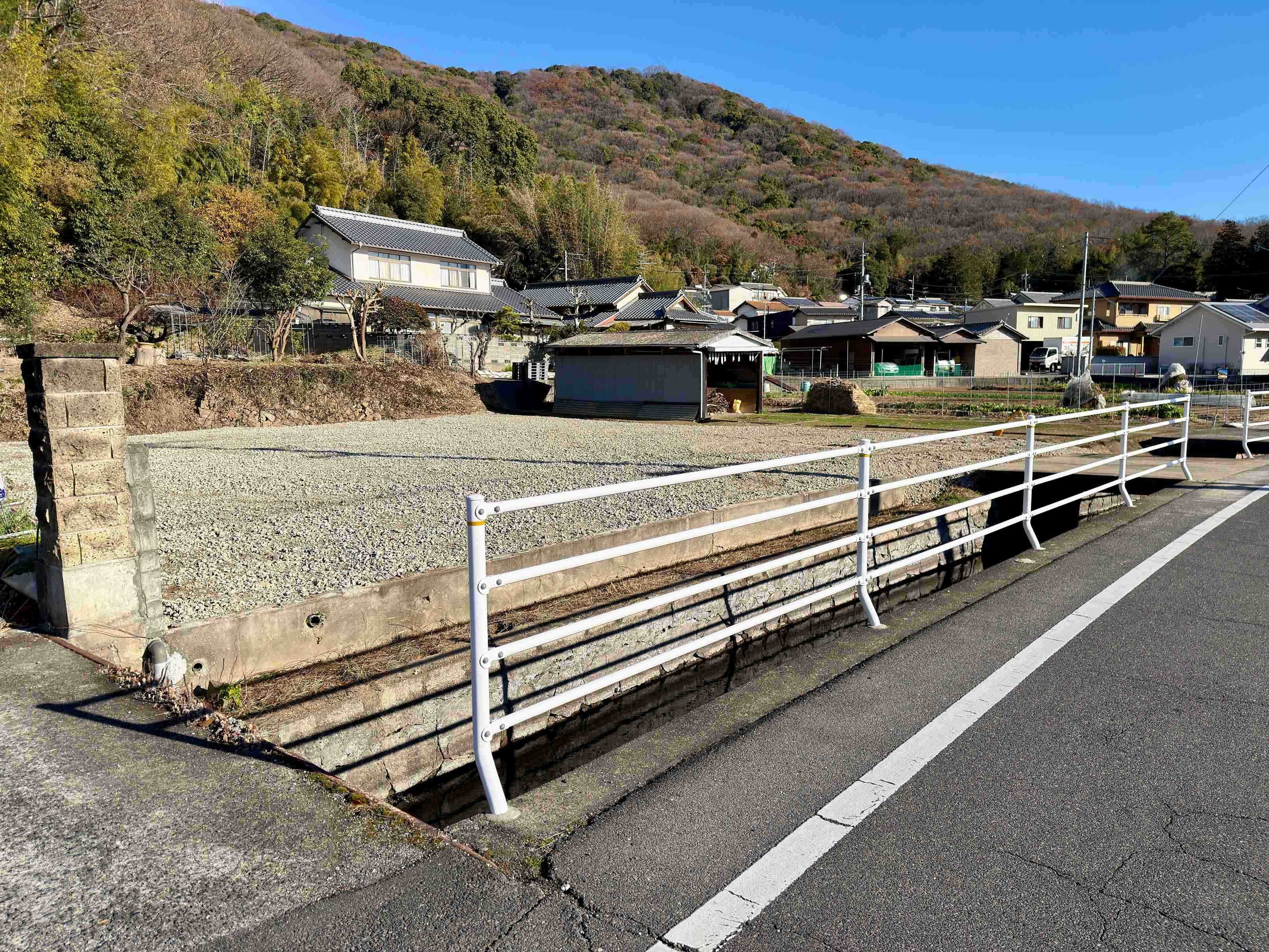 南道路の日当たりの良い住宅用地です。建築条件はありません。　土地【更地】