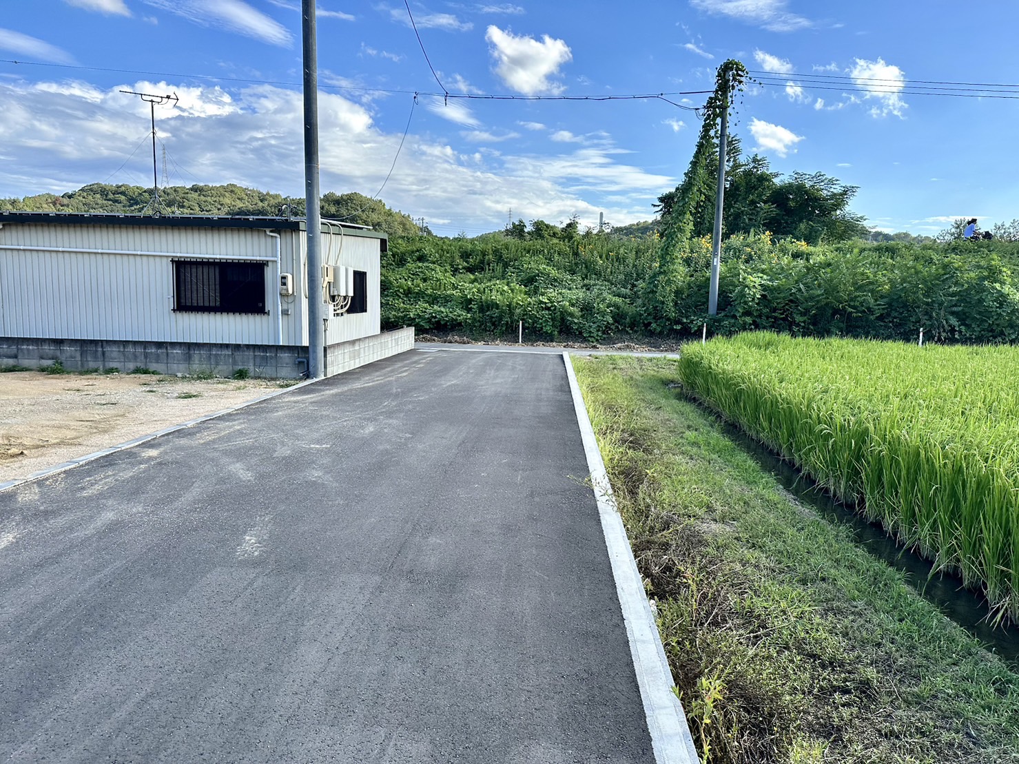 岡山市内に近い資材置き場用地にいかがでしょうか？<br />
現況は農地です。　土地【更地】